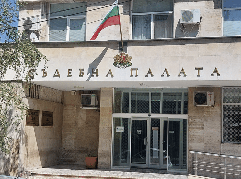 Повдигат две обвинения срещу мъжа, откраднал кола с две деца в Дупница