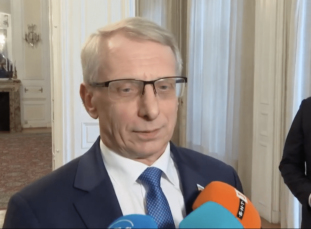Няма опасност Държавният авиационен оператор да спре работа, увери премиерът Николай Денков