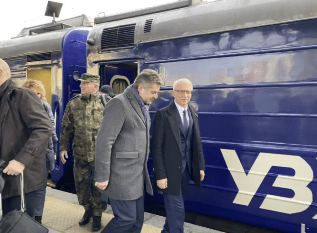 Денков пристигна на посещение в Украйна