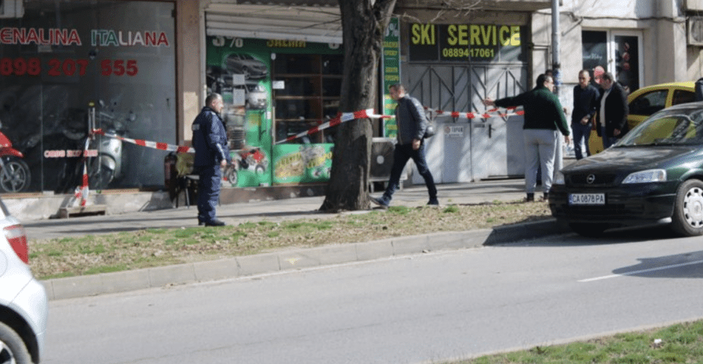 Маскирани и въоръжени мъже са ограбили заложната къща в Благоевград