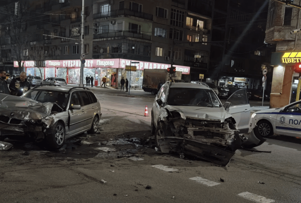 Тежка катастрофа на кръстовището на „Борисова“ и „Бозвели“ прати трима в болница