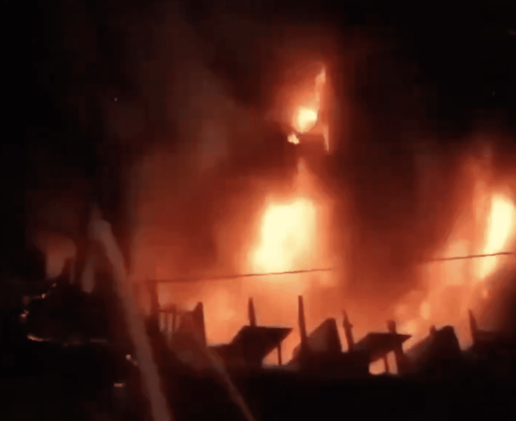 Над 40 загинаха при пожар в блок в Бангладеш