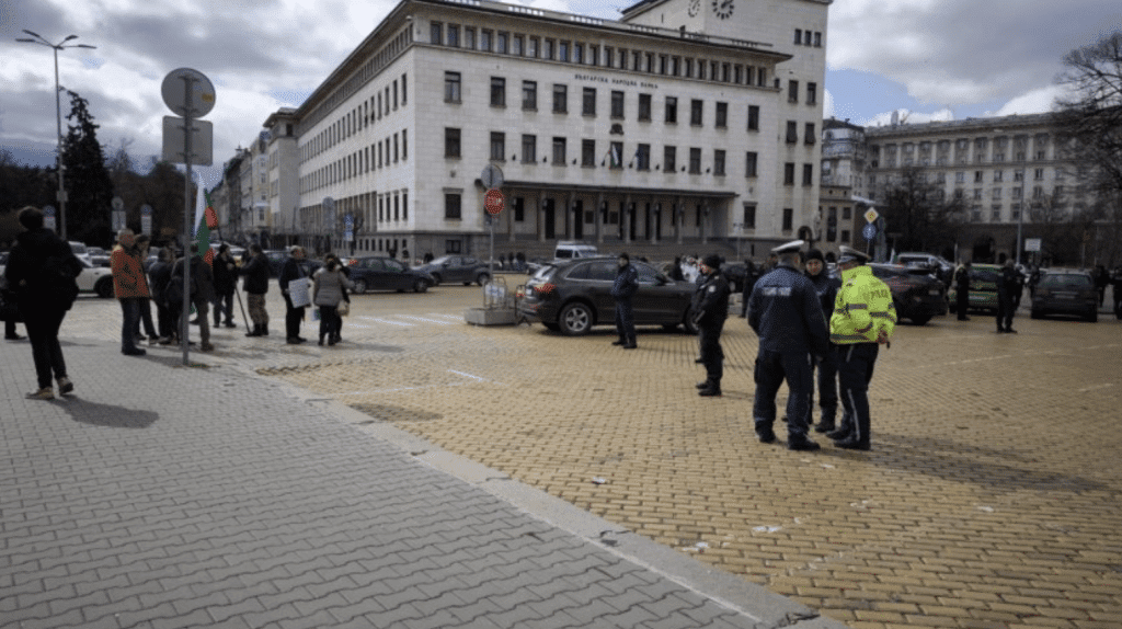 Антиправителствен протест блокира за кратко района около Народното събрание