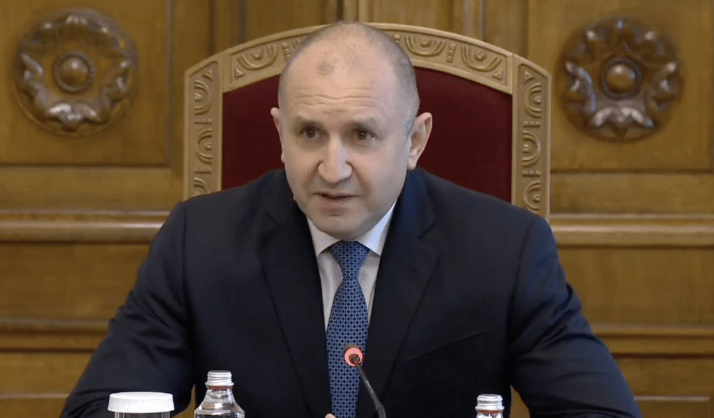 Ще издаде ли Радев указ за смяна на външния и земеделския министри