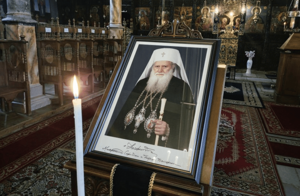 Започна поклонението пред тленните останки на патриарх Неофит