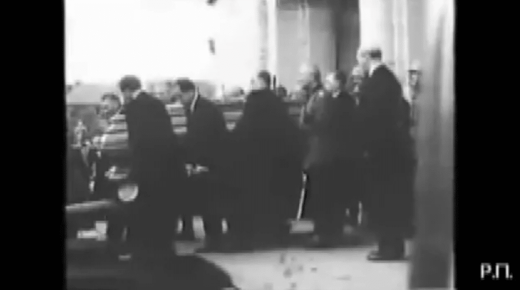 Пренасят тленните останки на патриарха с гвардейци и лафет, използван за погребението на Цар Борис III