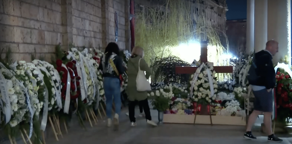 Часове след погребението на патриарха, вярващи продължават да поднасят цветя