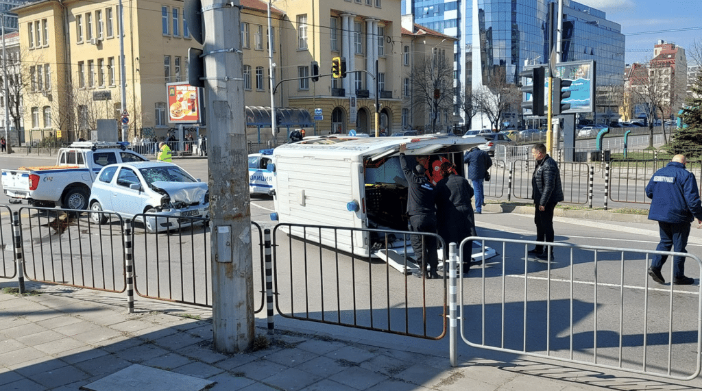 Линейка се преобърна след удар с кола в центъра на София