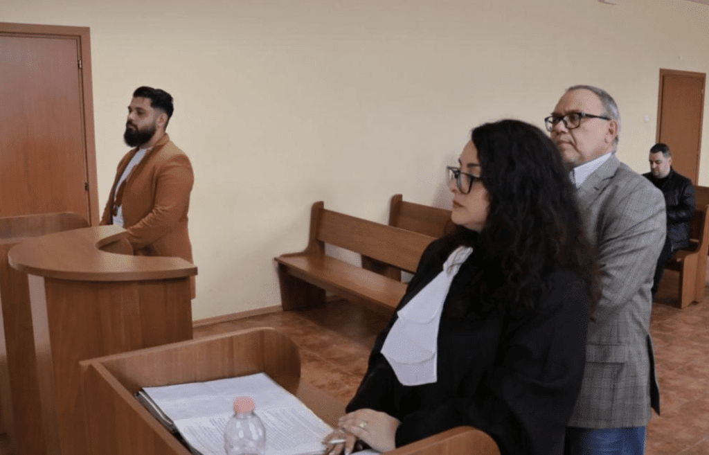 Фараона, изпълнил чалга версията на „Моя страна“ се изправи в съда срещу сина на Емил Димитров