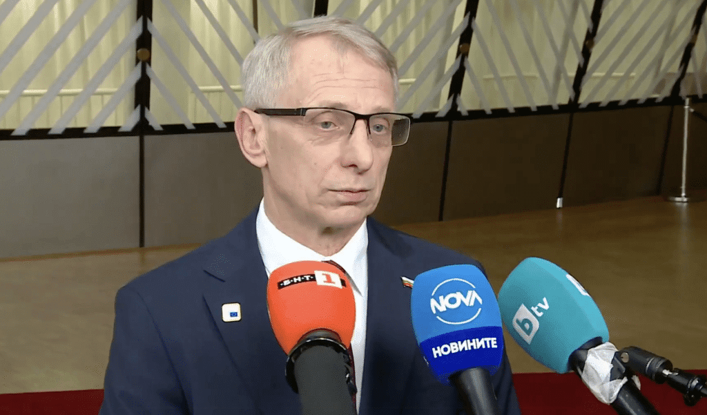 Денков: Борисов се е скрил от Кирил Петков
