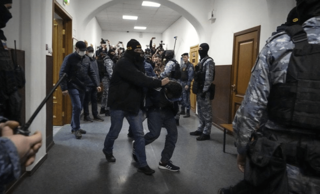 Четиримата заподозрени за атентата в Москва са обвинени в тероризъм и остават в ареста