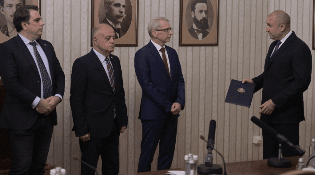 Утре президентът Радев връчва втория мандат на ПП-ДБ