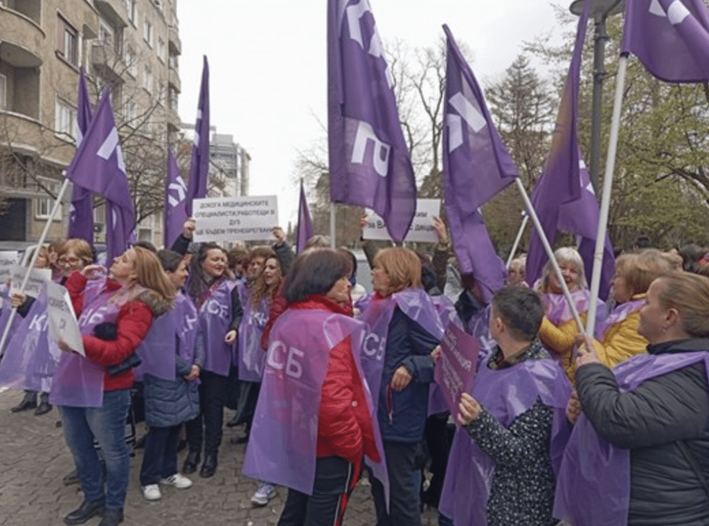 Здравни служители протестират в София за по-високи заплати