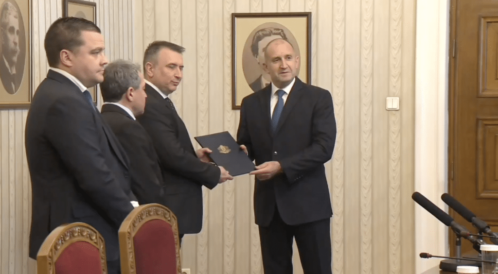 Румен Радев връчи третия проучвателен мандат на ИТН, те го върнаха