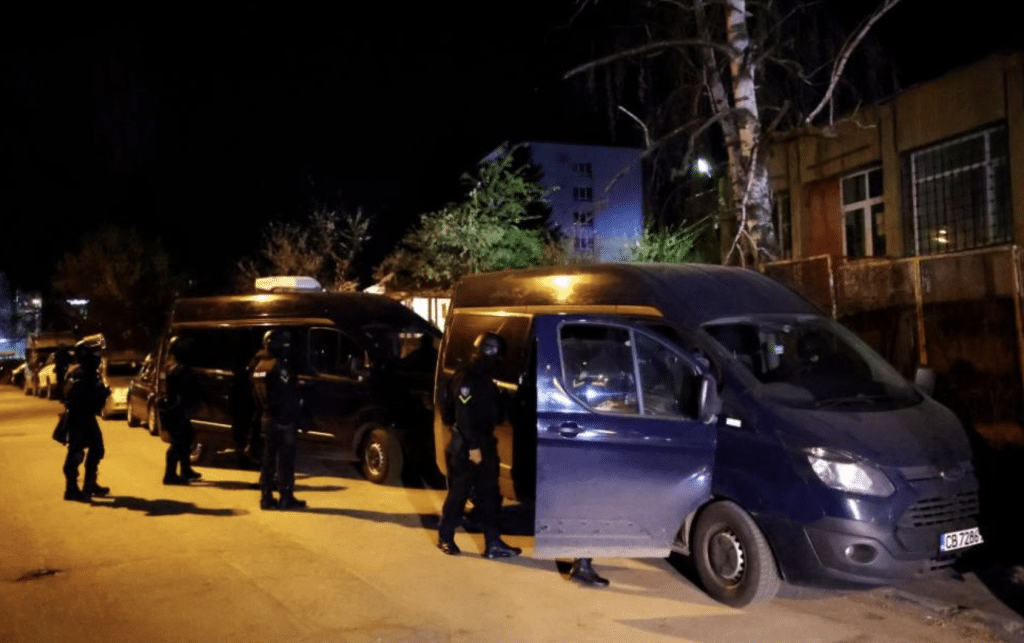 Полиция с кучета влезе в бежанските центрове в София