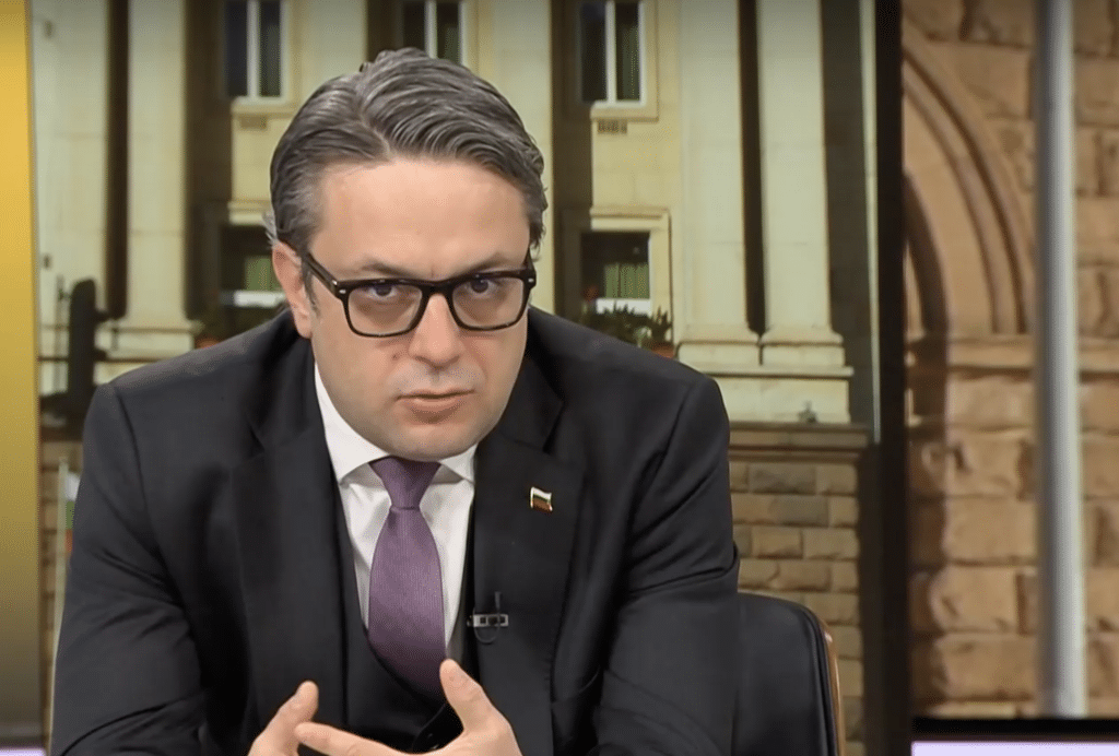Биков: Подкрепихме промените в Конституцията, за да не е безконтролен служебният кабинет