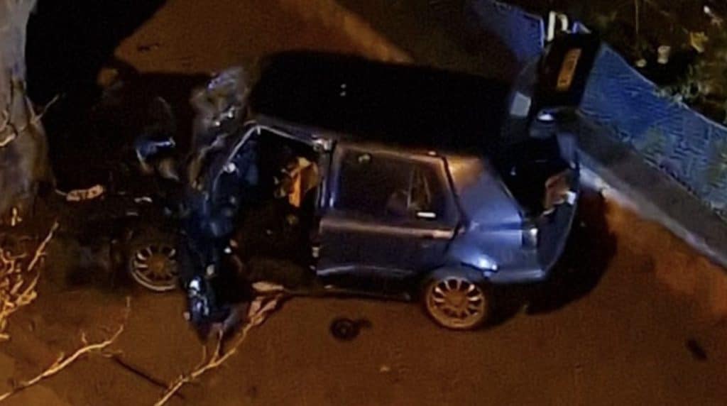 Двама са пострадали при удар на автомобил в дърво снощи в Русе