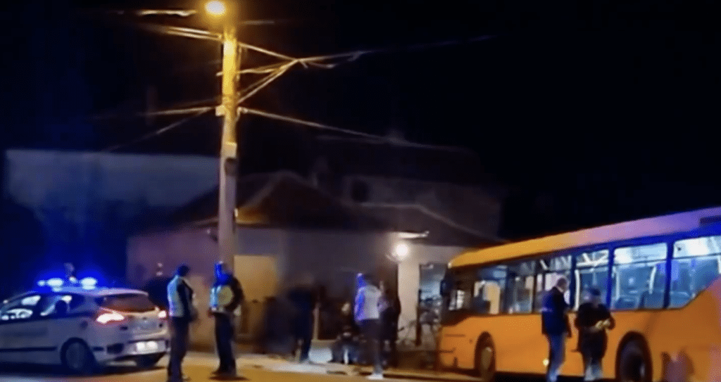 Автобус на градския транспорт се вряза в къща в Нови Искър