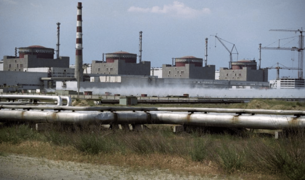 Запорожката АЕЦ премина на аварийно електрозахранване след обстрел