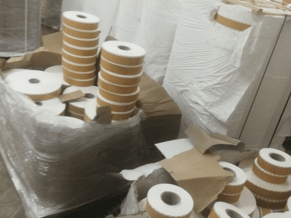 Русенски митничари конфискуваха повече от осем тона заготовки за цигарени кутии и 480 бобини коркофан