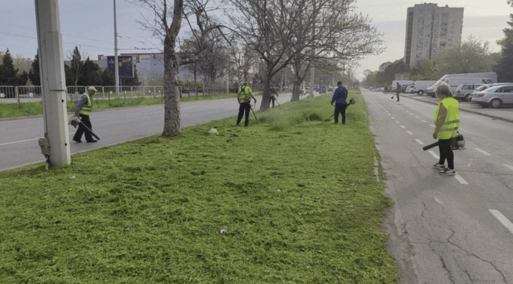 Продължават дейностите по косене на тревните площи в Русе