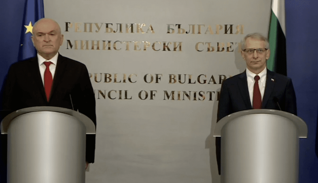 Кабинетът „Денков“ предава властта на кабинета „Главчев“