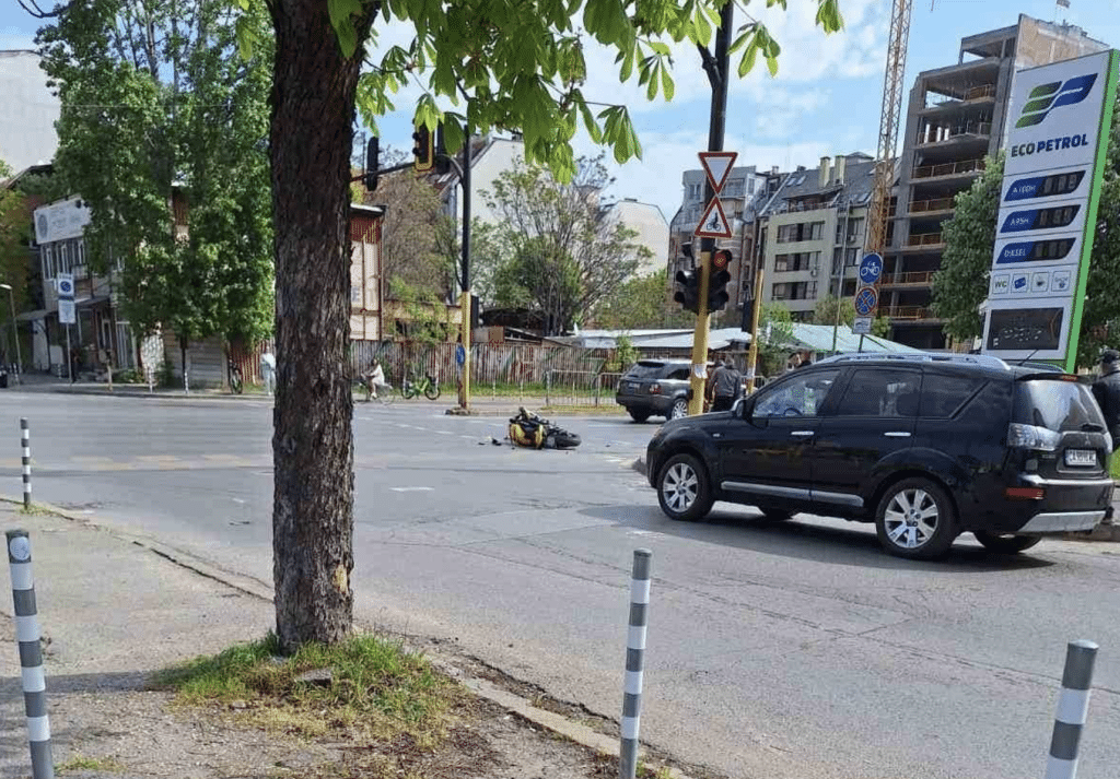 Моторист е в кома след тежка катастрофа в София