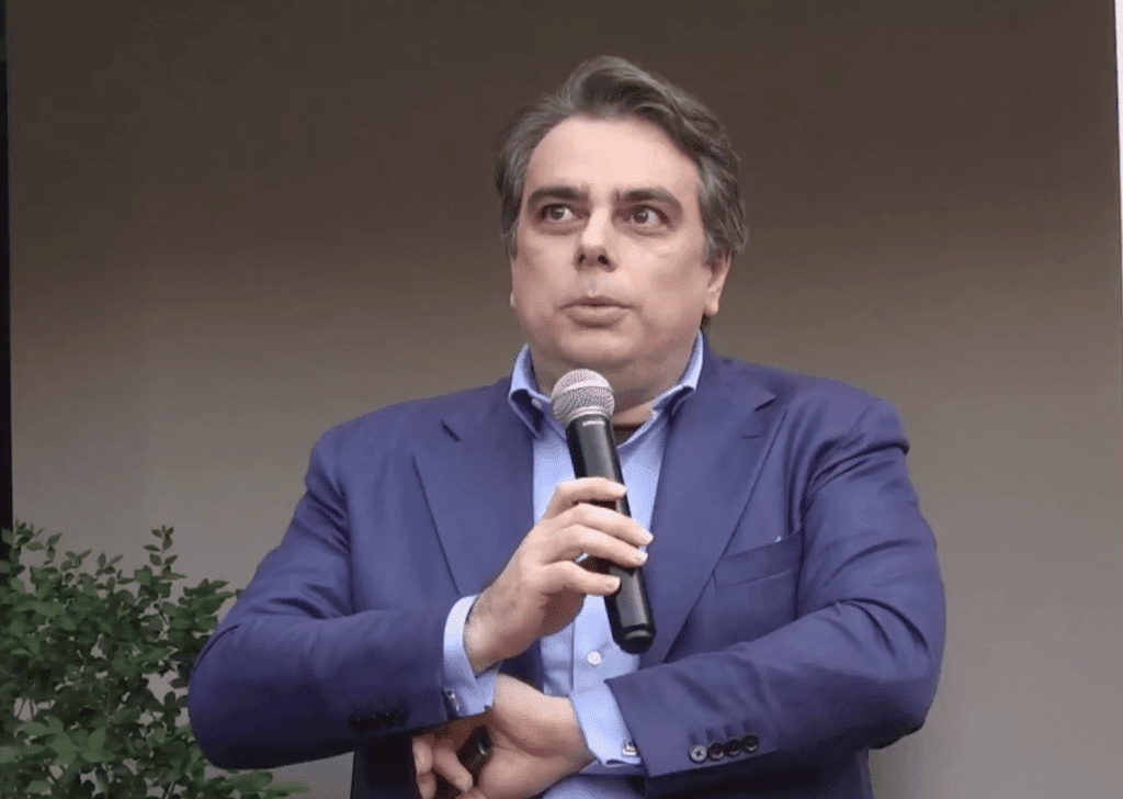 Асен Василев: Хубаво, снимано куче с пачки, но видяхме снимки и на Бойко с пачки
