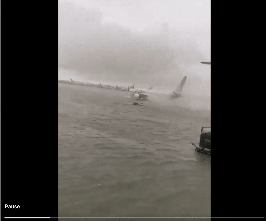 Летището в Дубай под вода, отменени са полети
