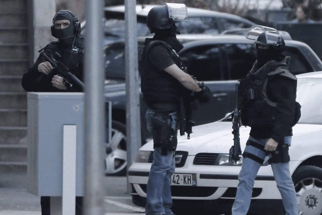 Мъж заплаши да се самовзриви пред иранското консулство в Париж