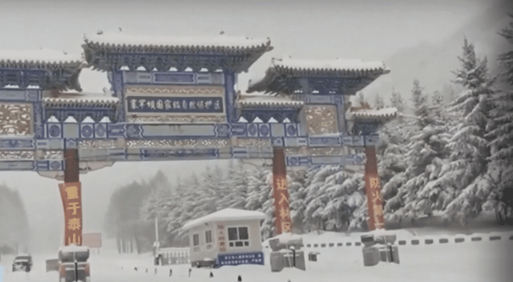 Мощна градушка и снежна буря удариха Китай