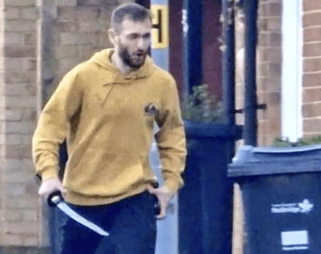 Мъж вилня с меч в Лондон, нападна минувачи и рани полицаи