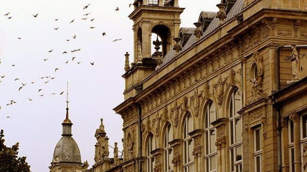 Февруари в театъра – премиера, комедии и моноспектакъл