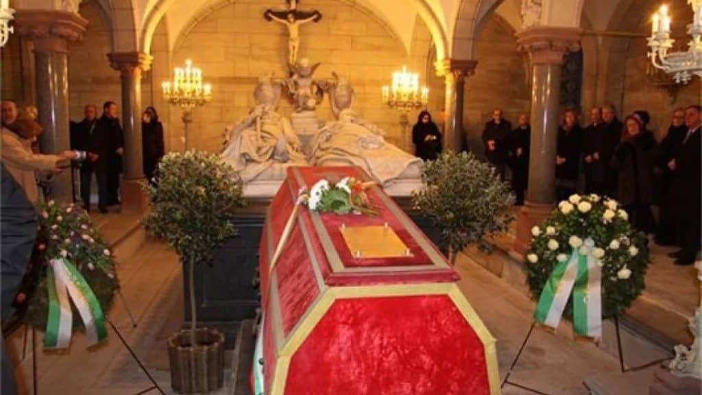 След 76 години ковчегът на Фердинанд поема към България в понеделник