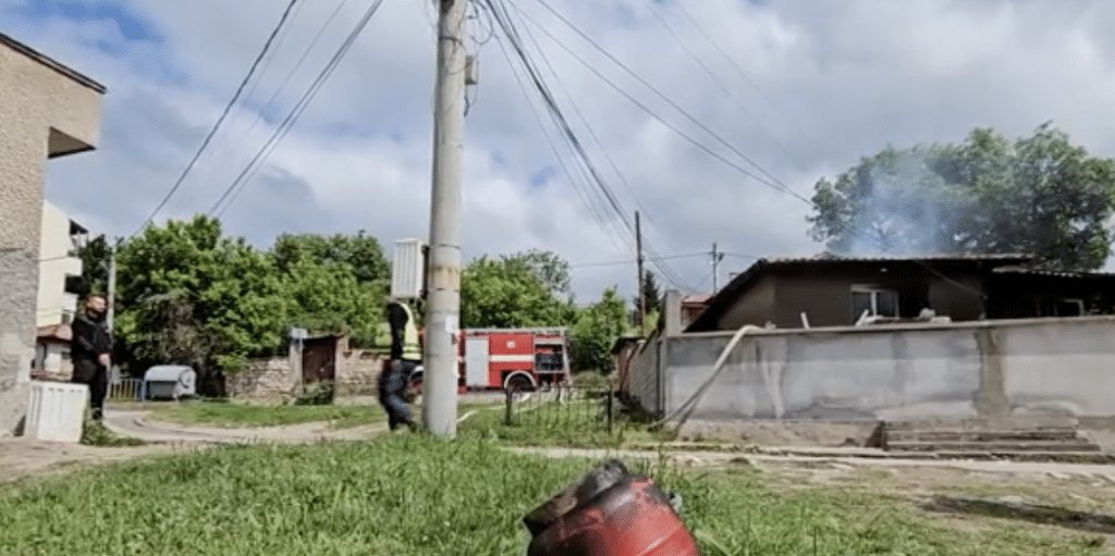 Баба и внуче са с изгаряния след взрив на газова бутилка в Хасково