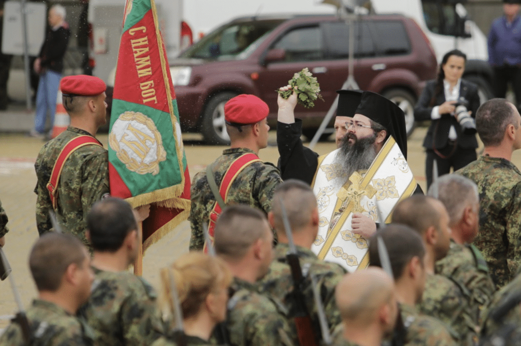 Водосвет на бойните знамена пред Паметника на Незнайния воин за Деня на храбростта