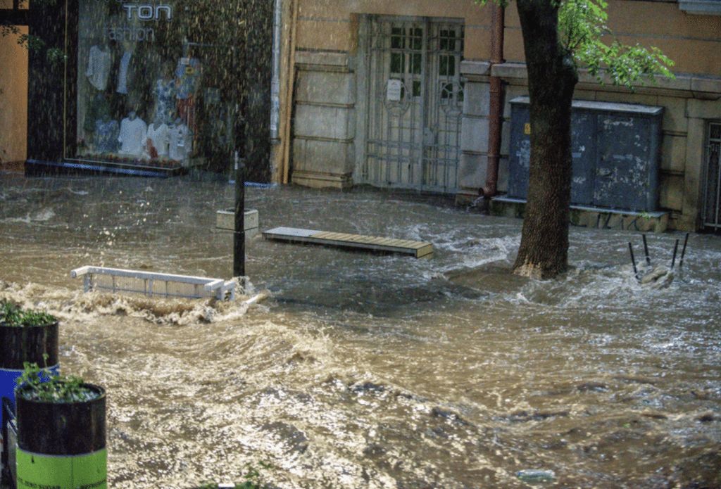 Започва разчистването на щетите в Плевен и село Скобелево