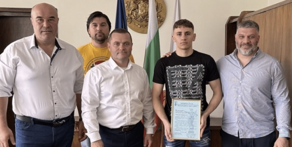 Пенчо Милков отличи Викторио Илиев за „Спортист на месеца“