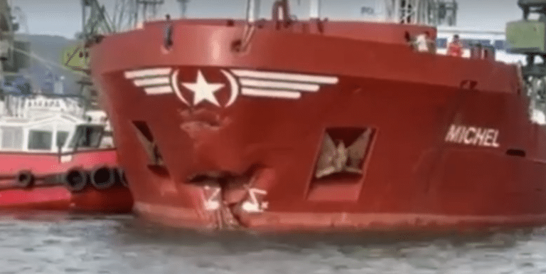 Кораб с тръби ударил потъналия край Румъния “Mohammed Z”, пристигна във Варна с видими щети