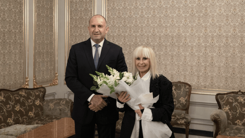 Румен Радев удостои Лили Иванова с Почетния знак на президента