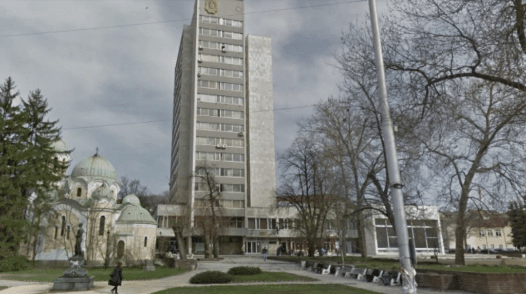 Горя сградата на общината в Перник