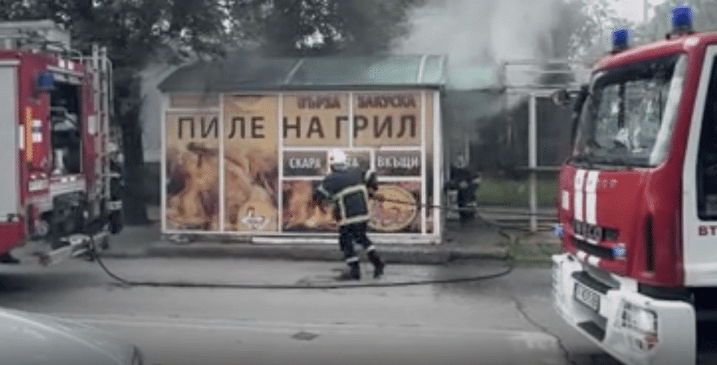 Пожар избухна в търговски обект в Русе