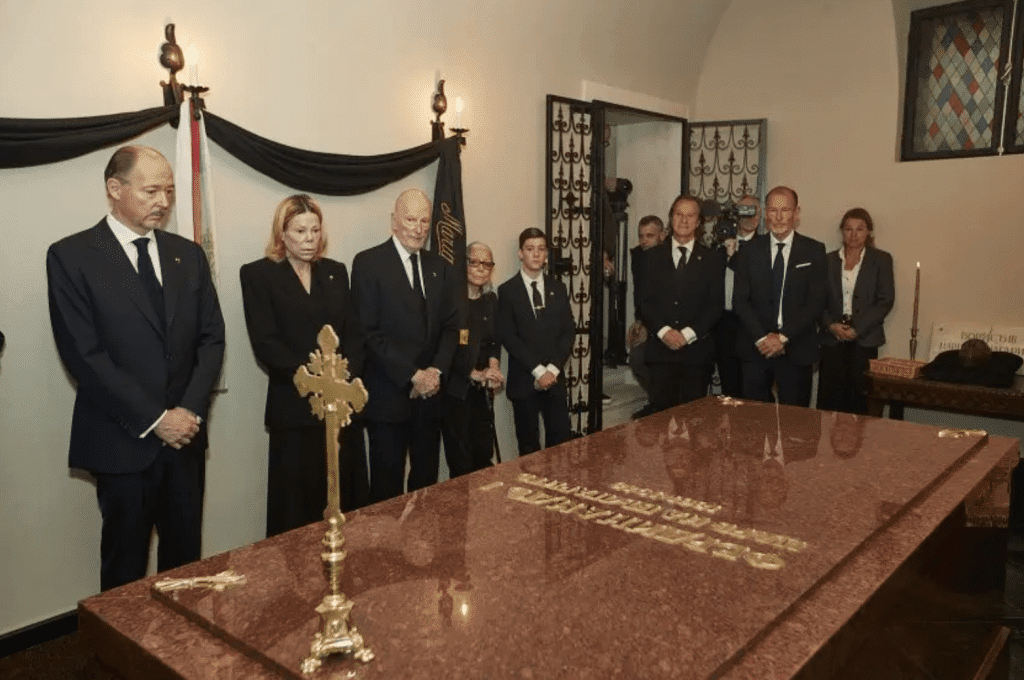Положиха цар Фердинанд в тъмночервен мраморен саркофаг в криптата на „Врана“