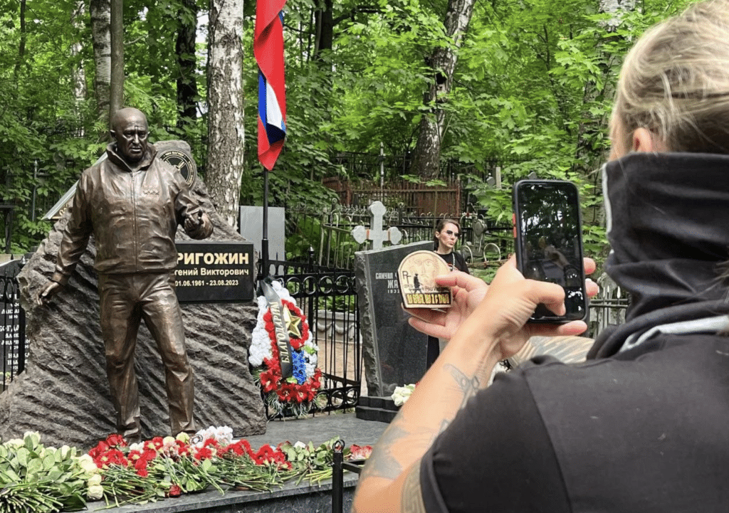 Откриха статуя на Пригожин на гроба му в Санкт Петербург