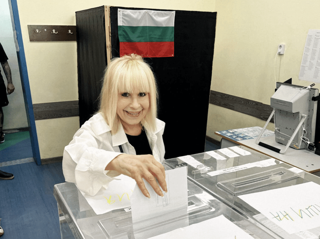 Цветя за Лили Иванова в изборната секция