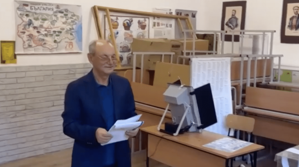 Почетният председател на ДПС Ахмед Доган гласува с хартиена бюлетина
