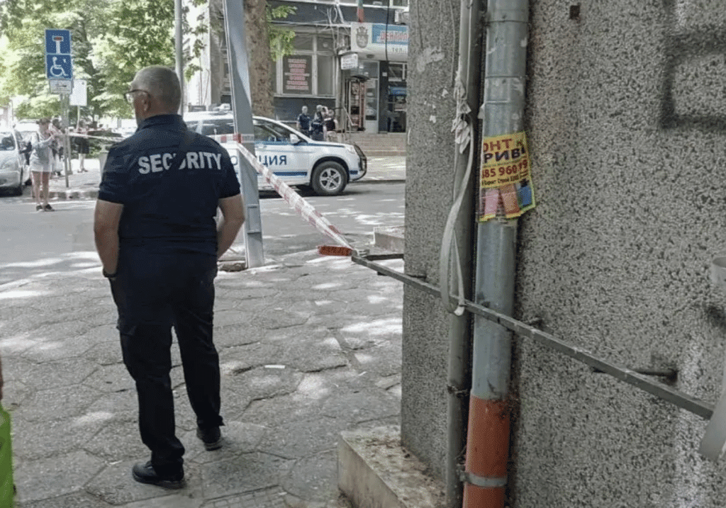 Полицията взривява съмнителен куфар в центъра на Бургас
