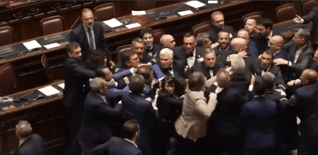 След бой в парламента в Италия изведоха депутат с инвалидна количка