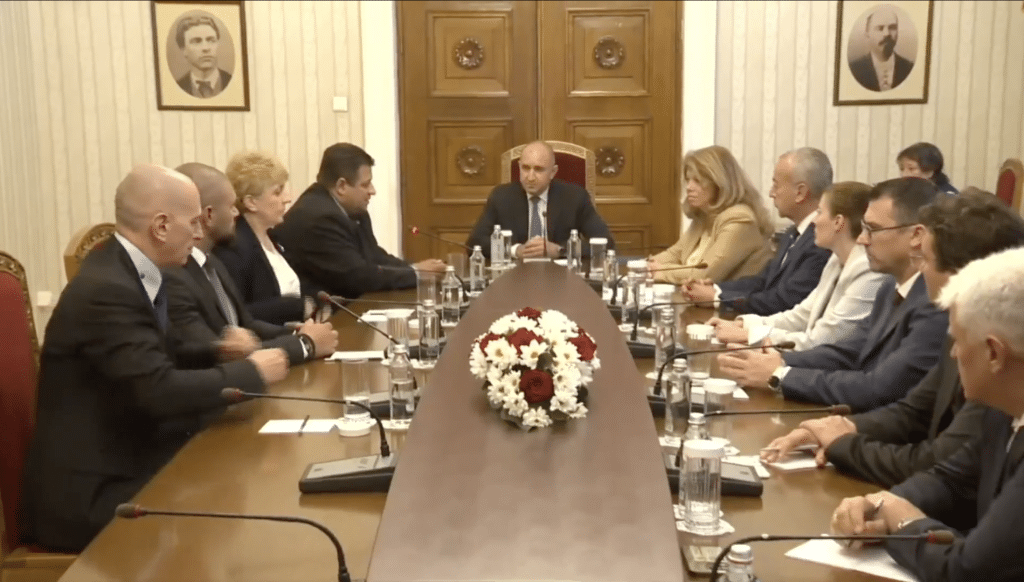 Започна срещата на президента Румен Радев с „Величие“