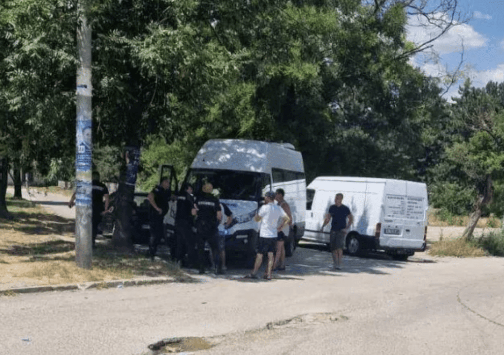 Гонка и потрошена патрулка в разградско село